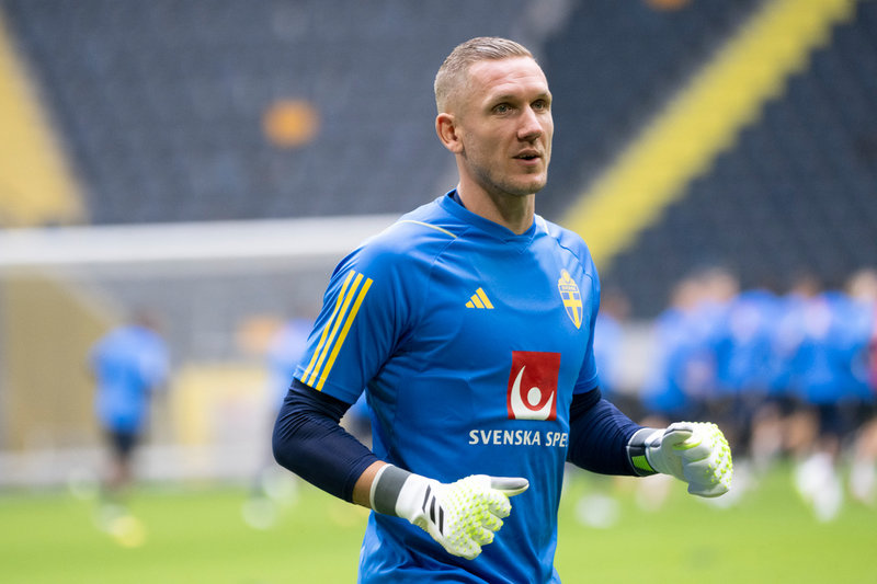 Robin Olsen avstår träningar med landslaget. Arkivbild.