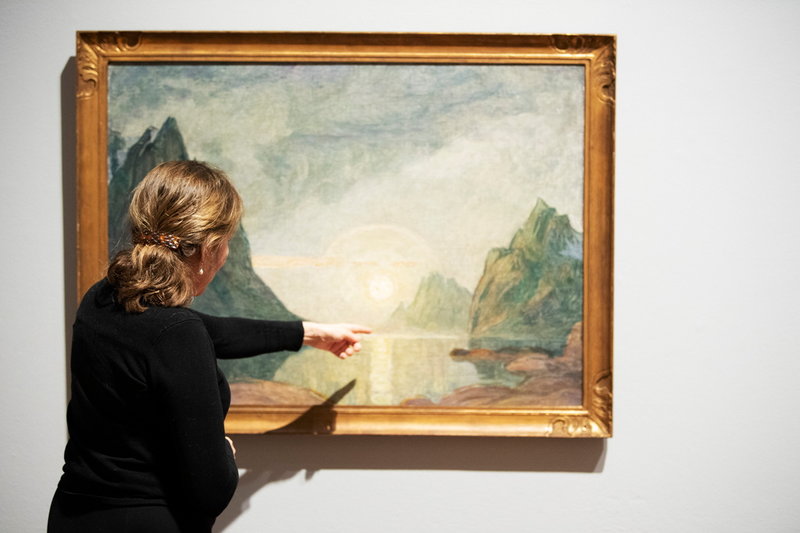 Museichef Karin Sidén visar hur man ser experimentella och visionära inslag i själva penseldragen.