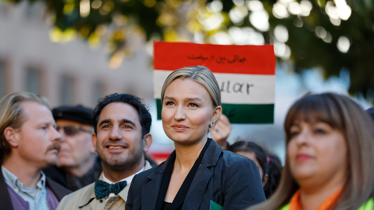 Socialförsäkringsminister Ardalan Shekarabi (S) och Kristdemokraternas partiledare Ebba Busch vid en manifestation för det iranska folket på Norrmalmstorg i Stockholm.
