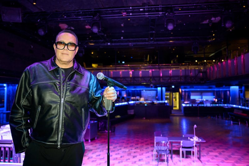 "Vi ska kunna gå från en humorshow med sittande parkett till en rockkonsert med The Hellacopters på ett dygn", säger Mikael Gordon Solfors om anpassningen av Hamburger Börs till det nya formatet. 