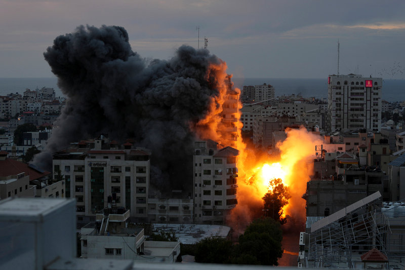 Eld och rök när ett flerfamiljshus i staden Gaza bombades på kvällen den 7 oktober.