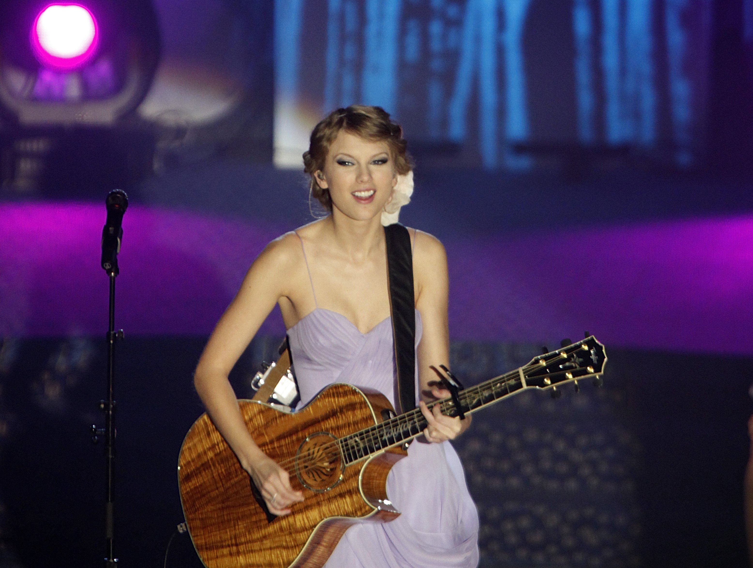 Det nya country-stjärnskottet Taylor Swift hade en inkomst på 45 miljoner dollar.