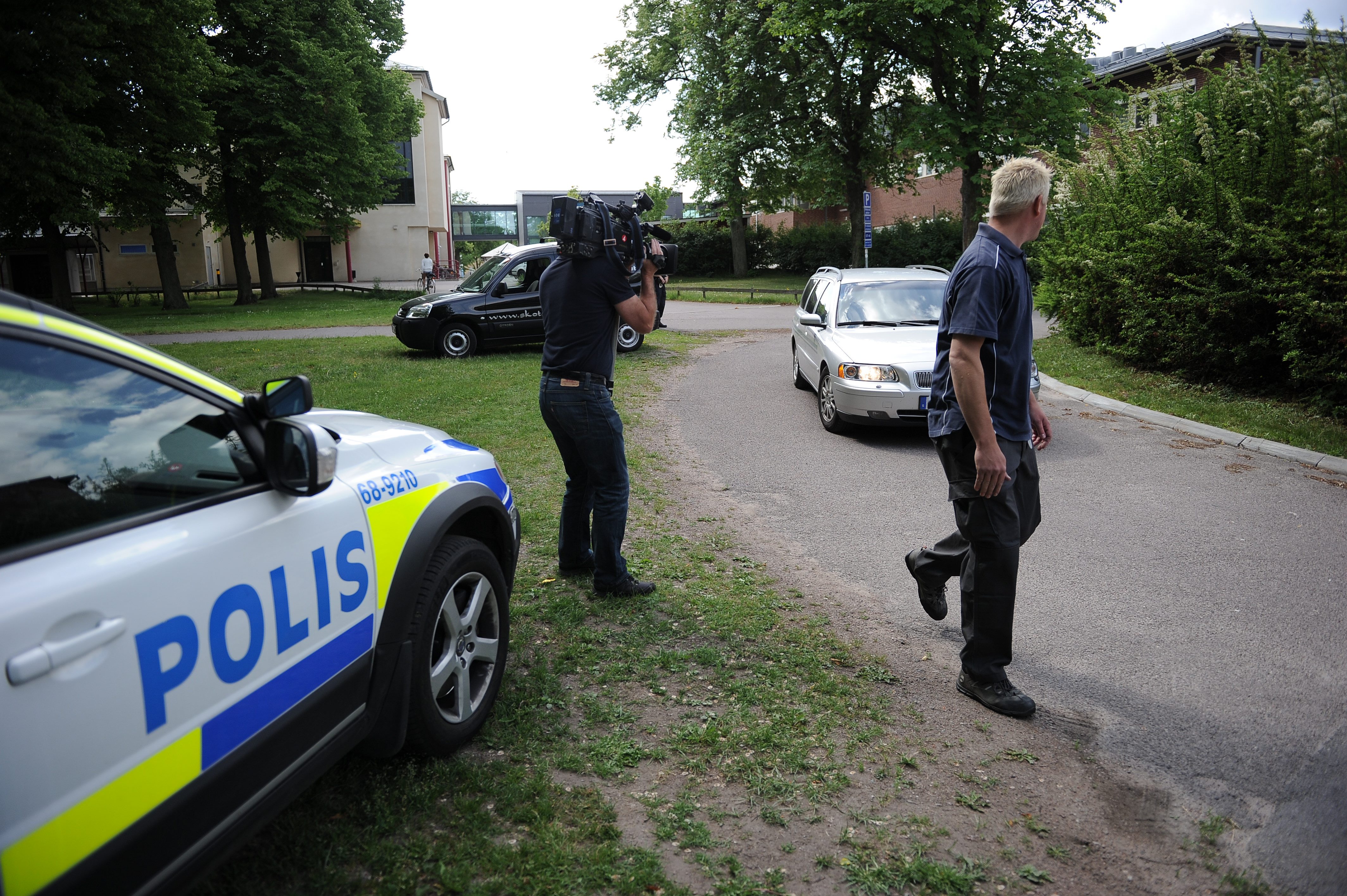 De åtalade anländer till Hovrättsförhandingarna i Kalmar tingsrätt.