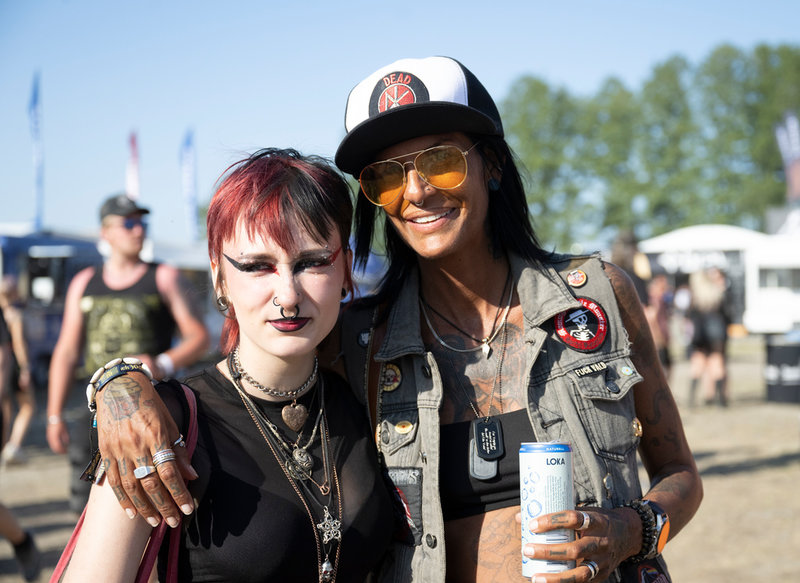 Eveline Borgman, 16, från Norrköping är på sitt första Sweden Rock och ser fram mot Mötley Crue. Väninnan Elsa Larsson, 46, Norrköping, minns inte hur många Sweden Rock hon varit på. Det hon ser mest fram mot här konserten med amerikanska bandet Rancid.