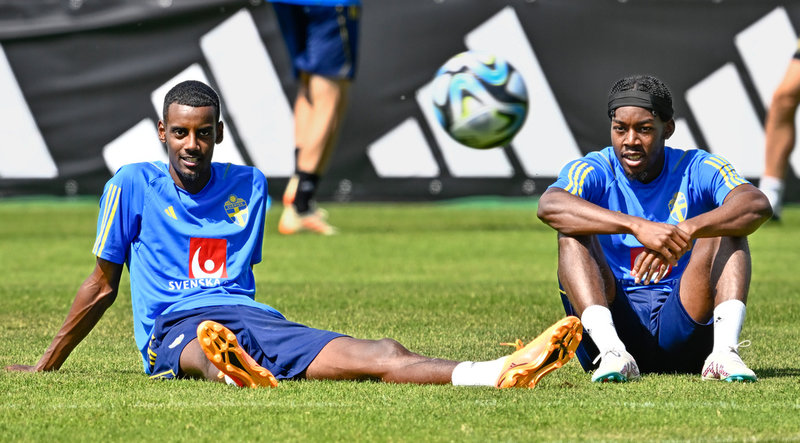 Alexander Isak och Anthony Elanga tar det lugnt under en paus på träningspasset på Bosön.
