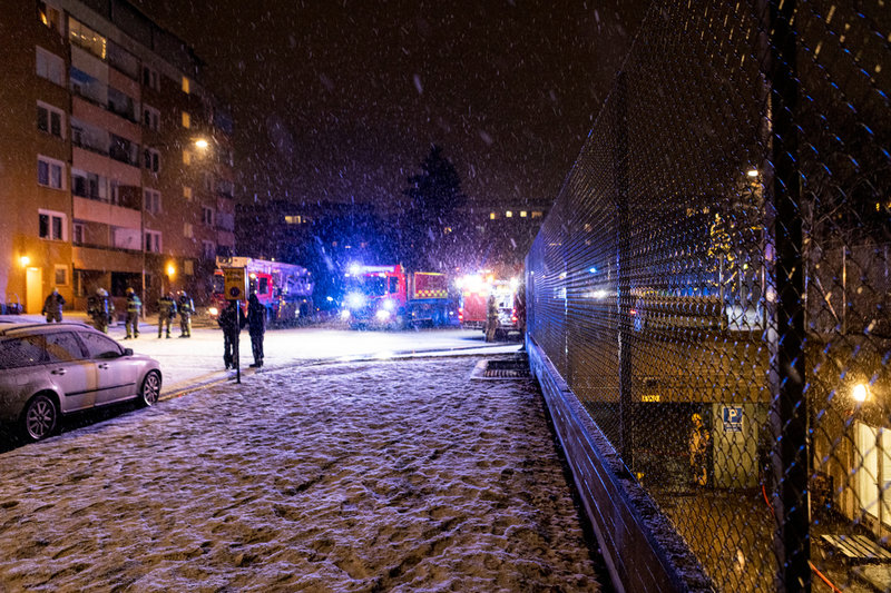 Tre personer fördes till sjukhus med rökskador.