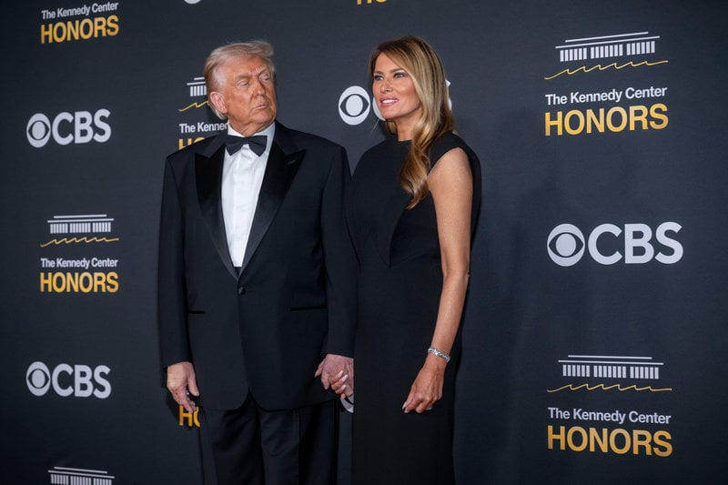 Melania Trump och Donald Trump på röda mattan på Kennedy Center. Foto: Kevin Wolf/AP/TT 