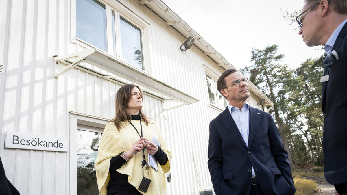 Statsminister Ulf Kristersson samtalar med Camilla Silver, kvalitetschef, och David Södergren, institutionschef, under ett besök på Sis-hemmet Rebecka på Ekerö.