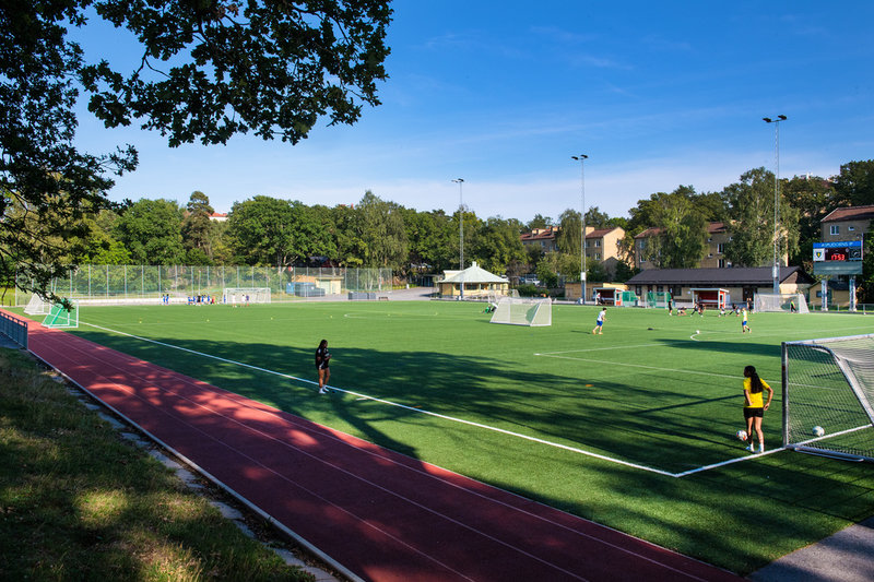 Aspuddens Idrottsplats är en av flera kommunala konstgräsplaner i Stockholm. IFK Aspudden-Tellus utnyttjar majoriteten av de tillgängliga tiderna på planen, men platsen är också ett populärt tillhåll för de som vill spela spontanfotboll.