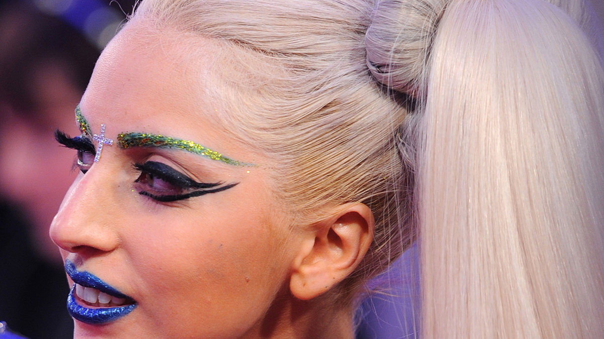 Okej, okej, vi tror inte att looken som Lady Gaga eftersträvade här var "naturlig och fräsch" men kleinblå läppar och gröna ögonbryn – ska hon bli statist i Avatar eller?