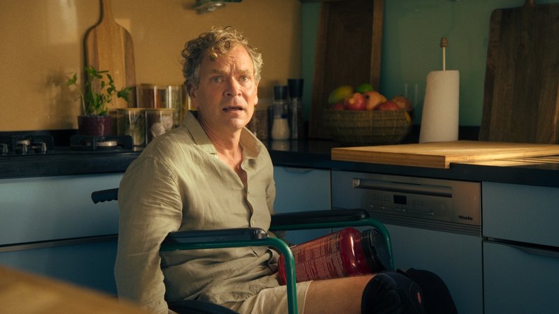 Tom (Per Lasson) upptäcker att livet inte alltid är bäst "Där solen alltid skiner".