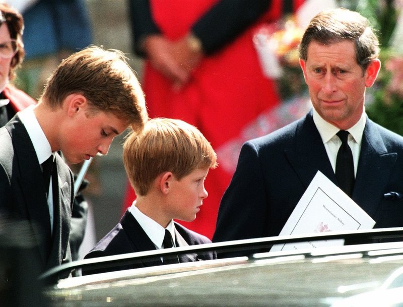 Sönerna William och Harry tillsammans med sin pappa Prins Charles, Dianas tidigare make, under Dianas begravning 1997.