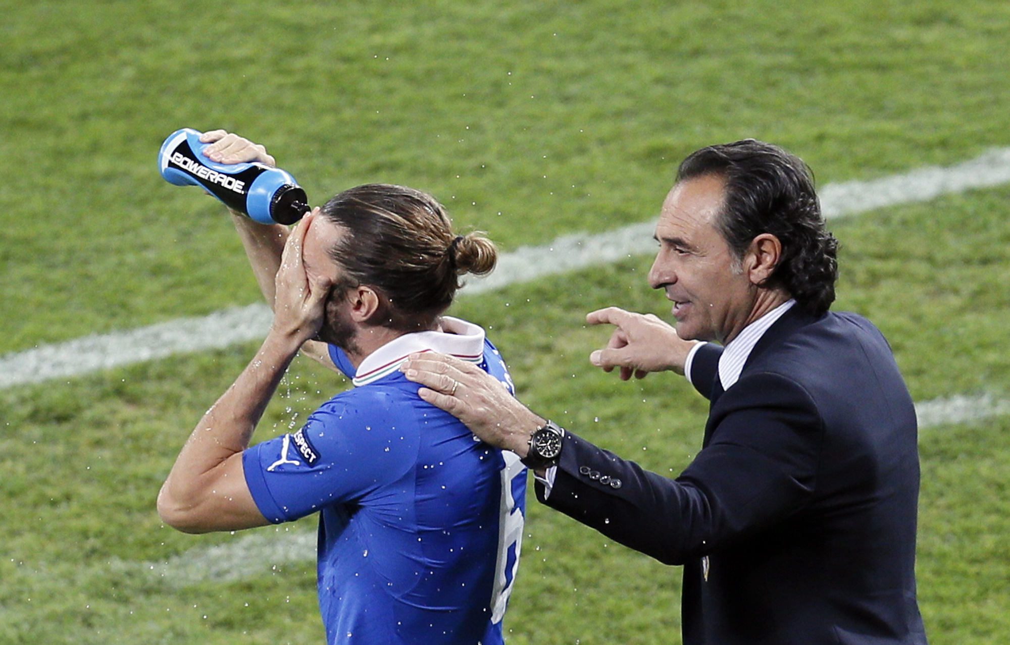 Balzaretti kyler av sig med lite vatten innan han blev inbytt mot Chiellini. Balzaretti kyler av sig med lite vatten innan han blev inbytt mot Chiellini.