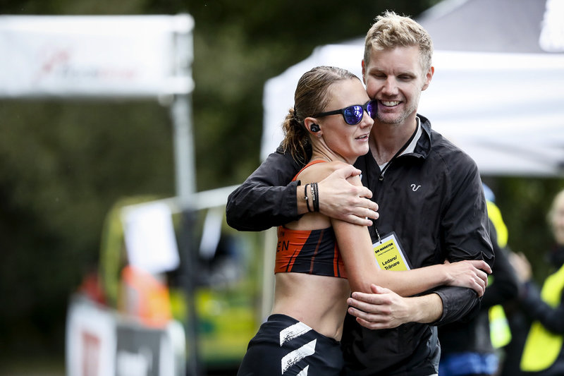 Christian Mundt har testat positivt för covid-19. Här med maratonlöparen Carolina Wikström. Arkivbild.