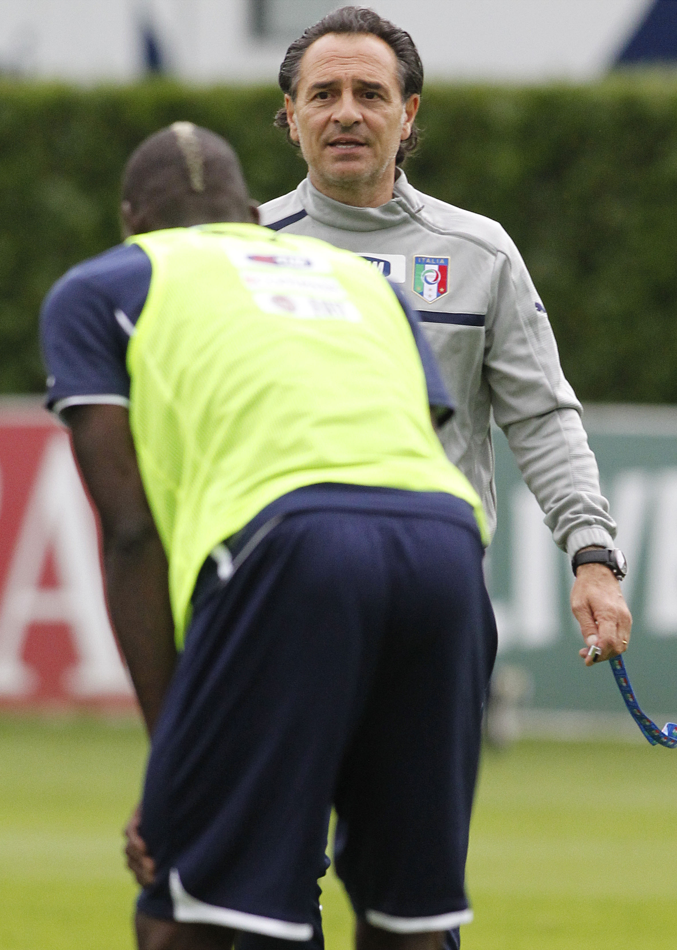 Cesare Prandelli kan inte ha jublat efter skador på både Balotelli och Barzagli under dagens pass.