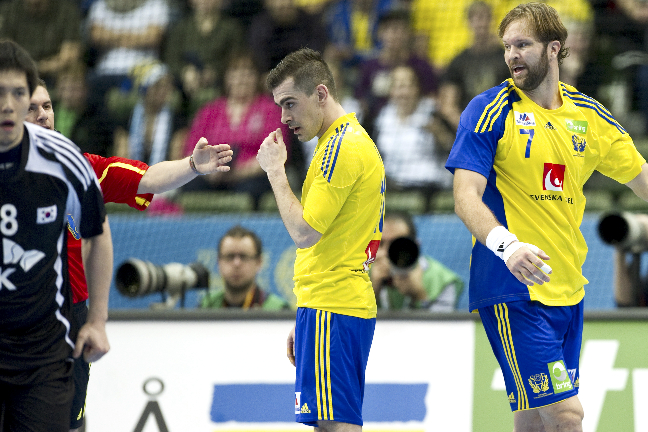 Sveriges Dalibor Doder funderar i måndagens VM match i handbolll i grupp D mellan Sverige och Sydkorea i Scandinavium i Göteborg. En match svenskarna till slut kunde vinna med 30-24.