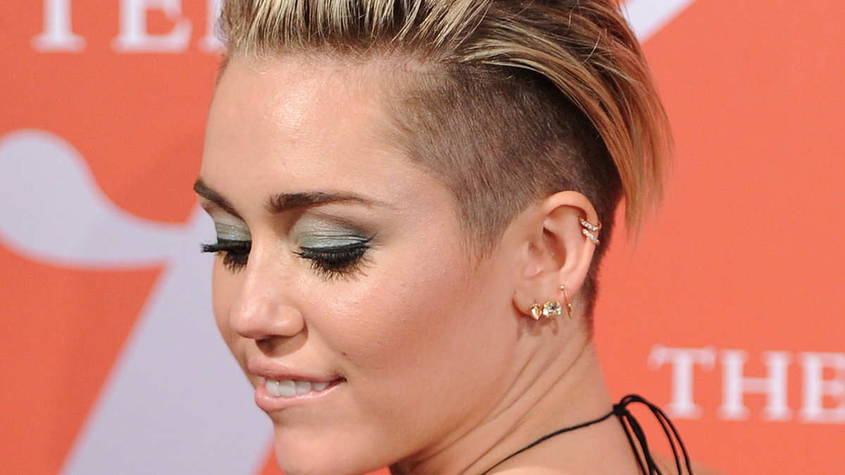 När röda mattan rullas ut prövar Miley ibland en ny look. Här har hon använt ögonskuggan Nars duo South Pacific. 