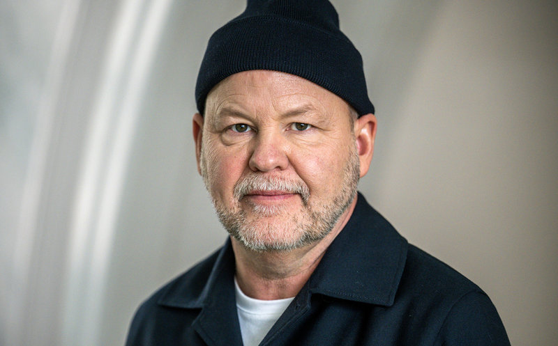 Regissören Erik Leijonborg träffade de unga skådespelarna i "Doktor Glas" vid inspelningen av "Ondskan". 