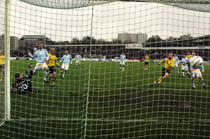 Niklas Skoog missade straffen, men Jon Inge Høiland (till vänster) petade in returen hemma mot Elfsborg när SM-guldstriden 2004 avgjordes till Malmö FF:s fördel framför Halmstad. Arkivbild.