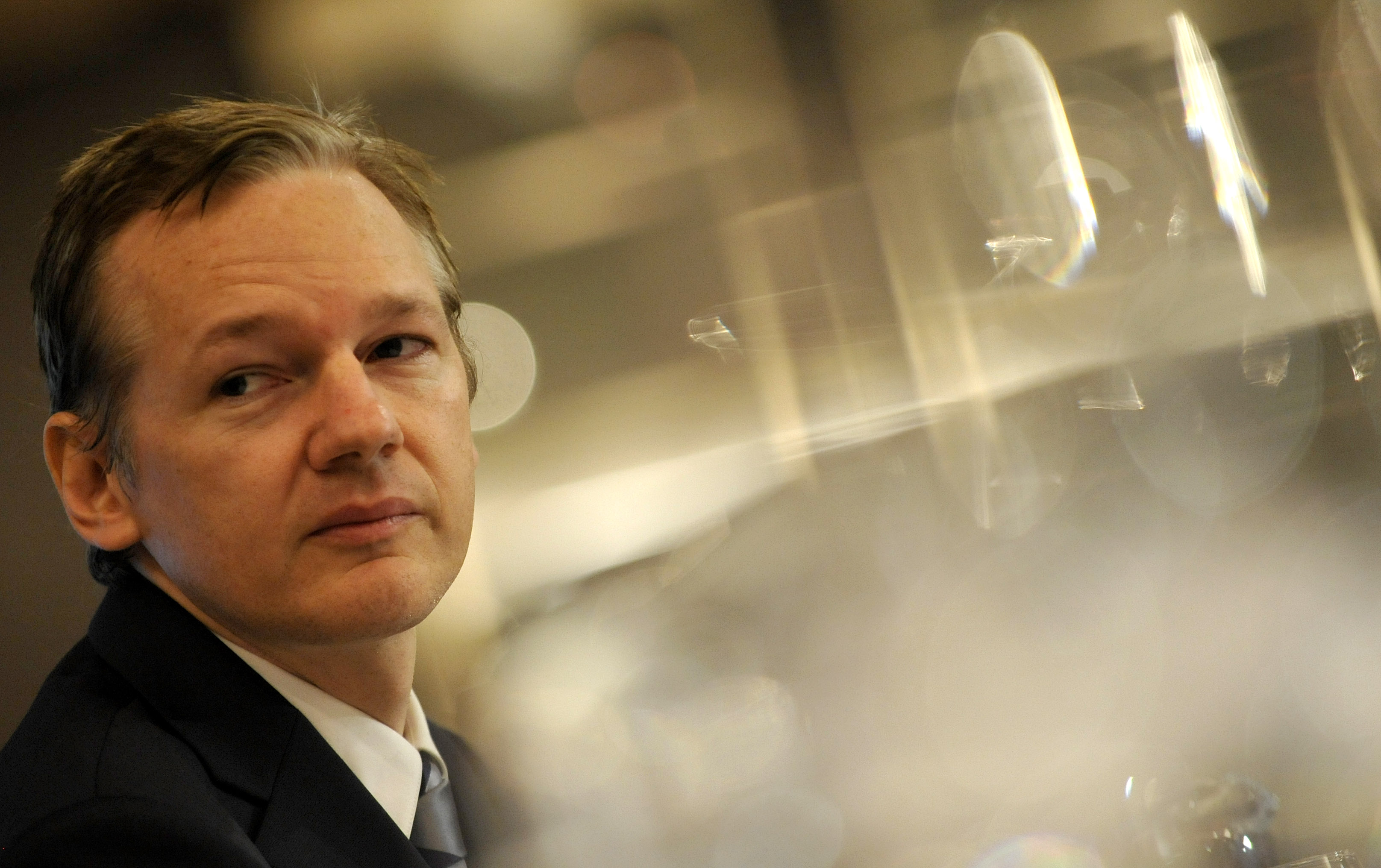 Julian Assange är nu häktad i sin frånvaro.
