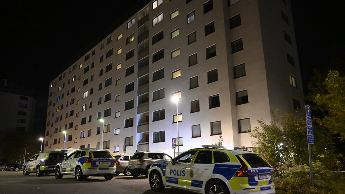 Polis på plats i Bredäng i södra Stockholm där en lägenhetsdörr beskjutits med flera skott, enligt polisen.