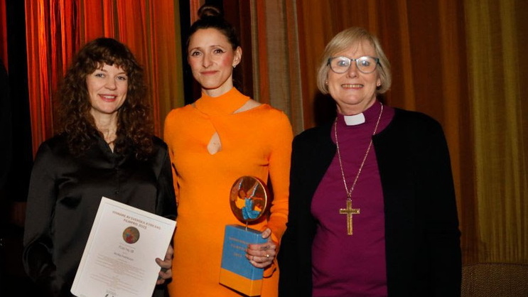 Biskop Susanne Rappmann delade ut pris till regissören Annika Fredriksson och producenten Melissa Lindgren.