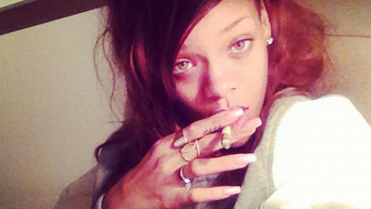 Rihanna röker gräs på Instagram.