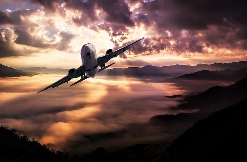 Ett flygplan som flyger. Ett flygplan som flyger.