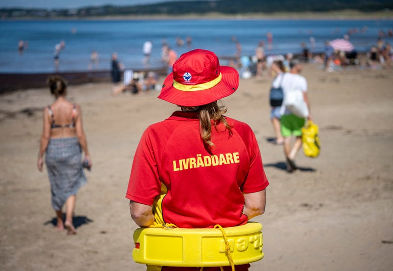 Strandbevakarna drar sig inte för att knacka en badare på axeln och tipsa om var strömmarna går just den här dagen, eller att fråga föräldrar om de har koll när ett barn leker i strandkanten.