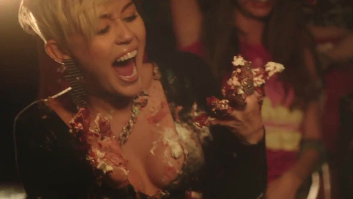 Det är den här videon till Mileys senaste låt som porrfilmen skulle baseras på. 