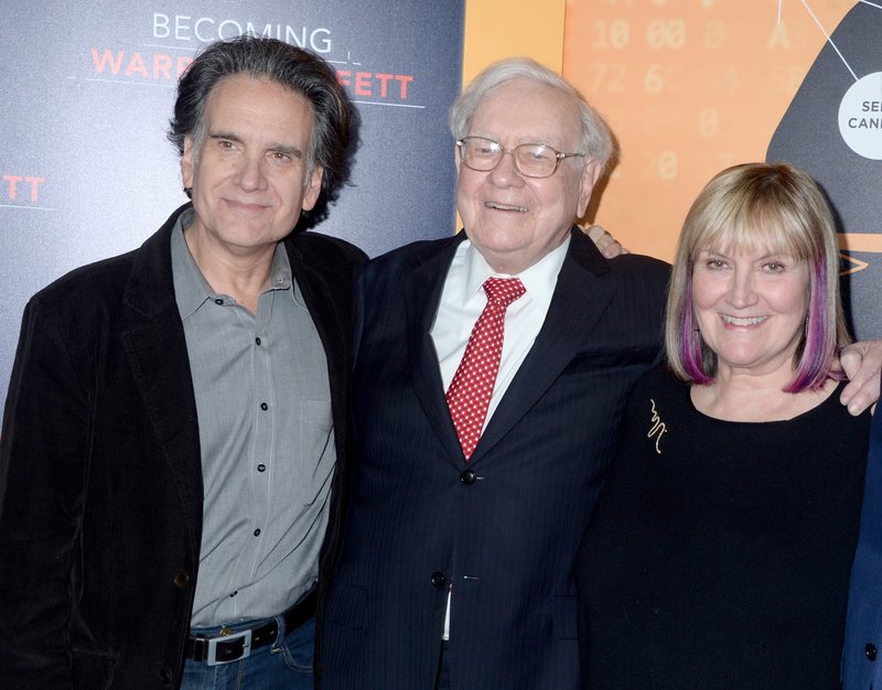 Peter, Warren, Susie Buffett. Foto: Stella Pictures Peter, Warren, Susie Buffett. Foto: Stella Pictures