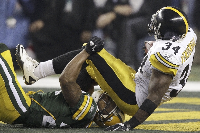 Men under andra halvlek kunde så Steelers få igång sitt spel. Här får äntligen Mendenhall springa hem en touchdown och utjämna matchen. Men under andra halvlek kunde så Steelers få igång sitt spel. Här får äntligen Mendenhall springa hem en touchdown och utjämna matchen.