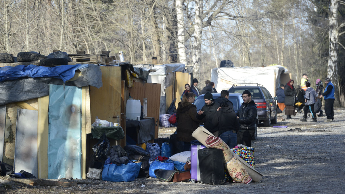 Polisen och kronofogdemyndigheten försöker avhysa de romer som slagit läger i Helenelund, Sollentuna.
