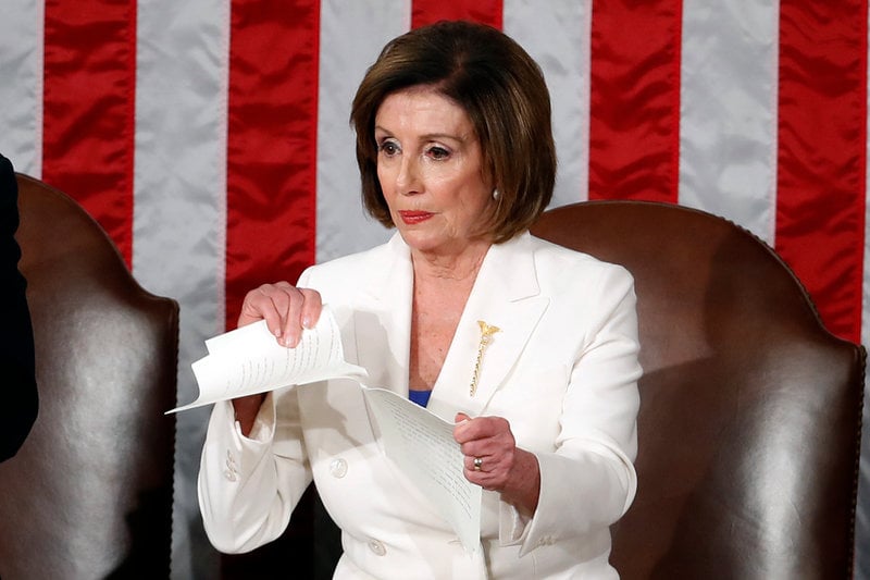 Nancy Pelosi, då talman i representanthuset, river sönder dåvarande president Donald Trumps tal till nationen i februari 2020. Arkivbild.