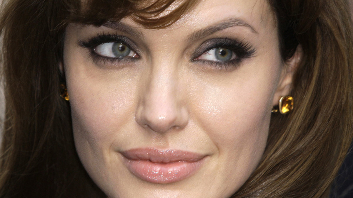 Inte heller Angelina Jolie har varit främmande för droger. Hennes tidigare langare Franklin Meyer sålde droger till Jolie två-tre gånger i veckan, och han har berättat för tidningen Life & Style om sin kund. – Hon brukade snorta heroin och kokain framför mig, sa Franklin. 
