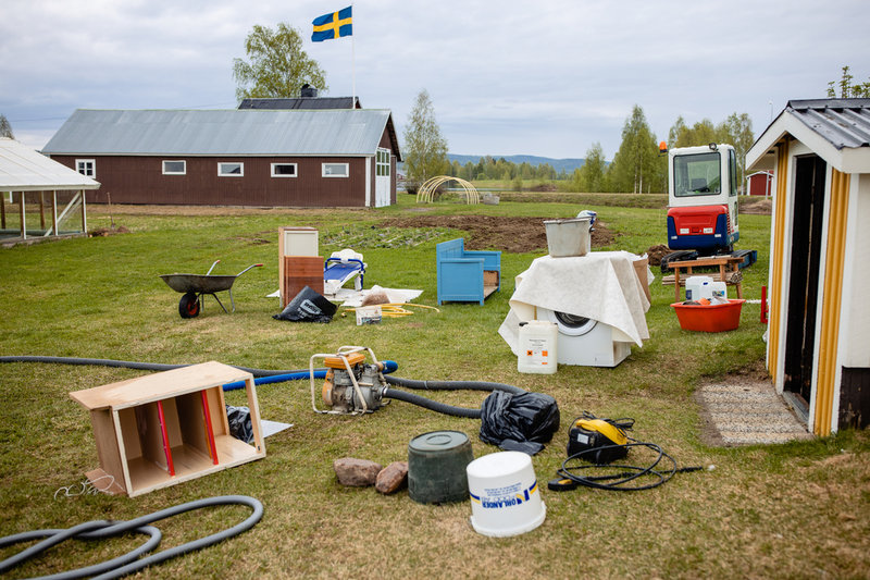 Håkan Taavo har räddat sina ägodelar undan vattnet. På gräsmattan, i duggregnet, ligger nu bland annat träningsbandet som han brukar gå sig svettig på innan han går in i bastun.