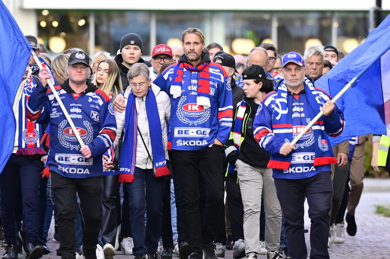 En kortege med Per Sandberg, bror till den mördade Ulf Sandberg längst fram, marscherar från Stora torget till arenan i Oskarshamn för att hedra den mördade hockeysupportern Ulf Sandberg.