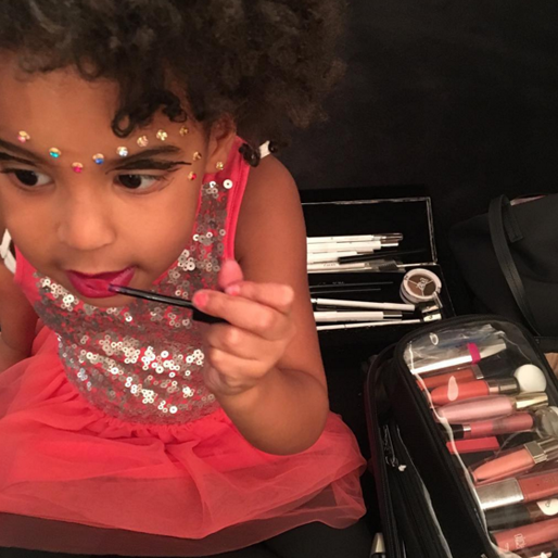 Blue Ivy leker med mamma Beyoncés smink. Blue Ivy leker med mamma Beyoncés smink.