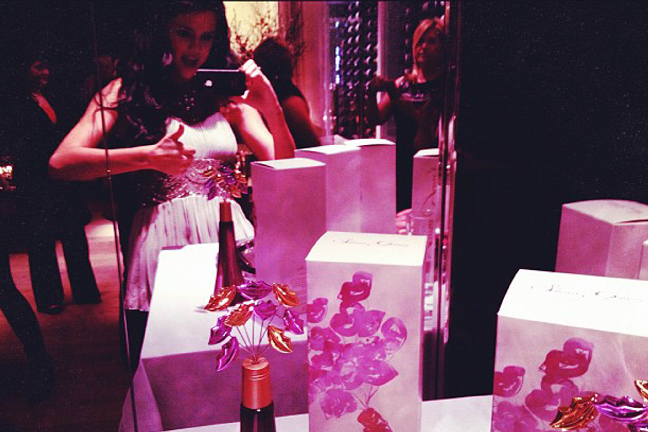 Selena Gomez är lite kaxig på lanseringen av hennes otroligt tjejiga parfym.