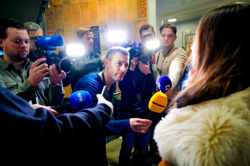 Pressuppbådet har varit enormt i samband med rättegången. Här intervjuas en av kvinnornas advokat inför dagens förhandling.