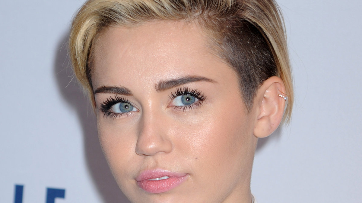 Miley använder sällan foundation, utan punktbehandlar med en concealer från märket Tarte Cosmetics, skriver Elle.com. 