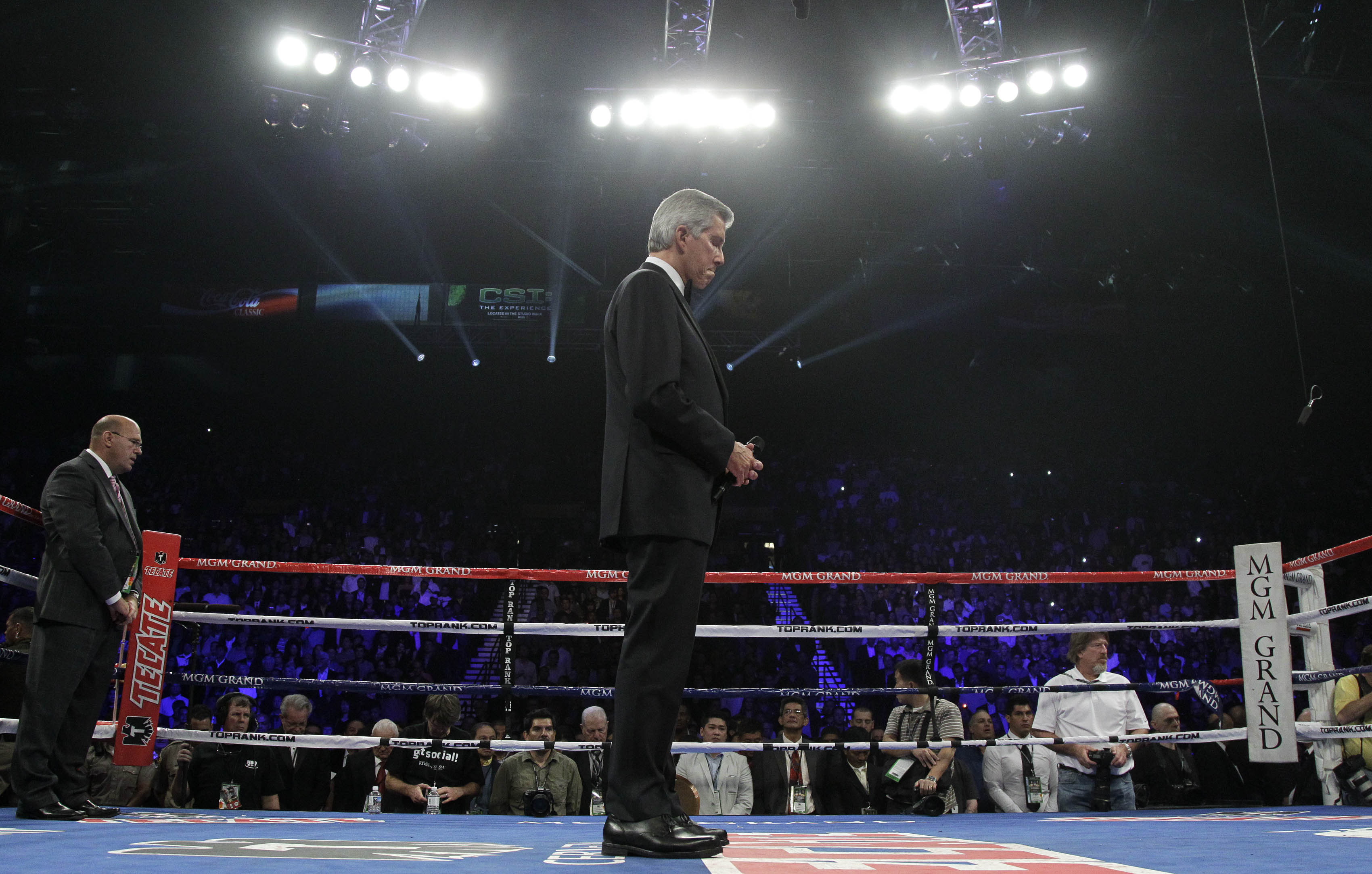 Matchen inleddes med en tyst minut för forne tungviktsmästaren Joe Frazier som gått bort. Matchen inleddes med en tyst minut för forne tungviktsmästaren Joe Frazier som gått bort.