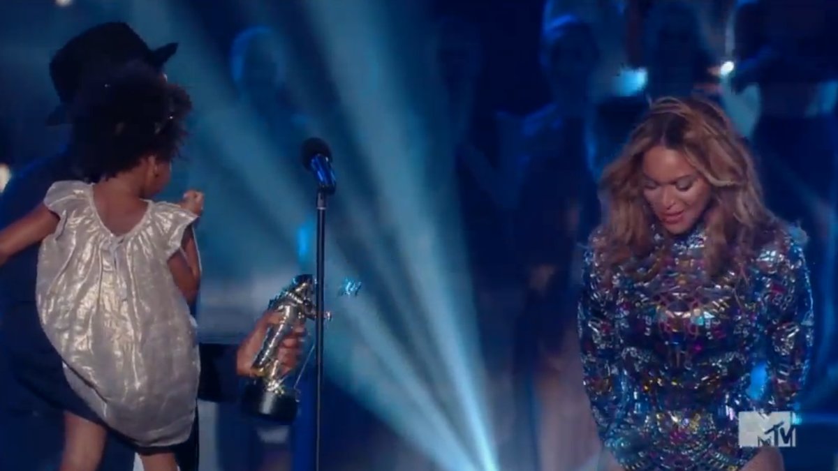 Efter Beyoncés legendariska uppträdande kliver Jay Z och Blue Ivy upp på scenen för att ge henne sitt pris. 