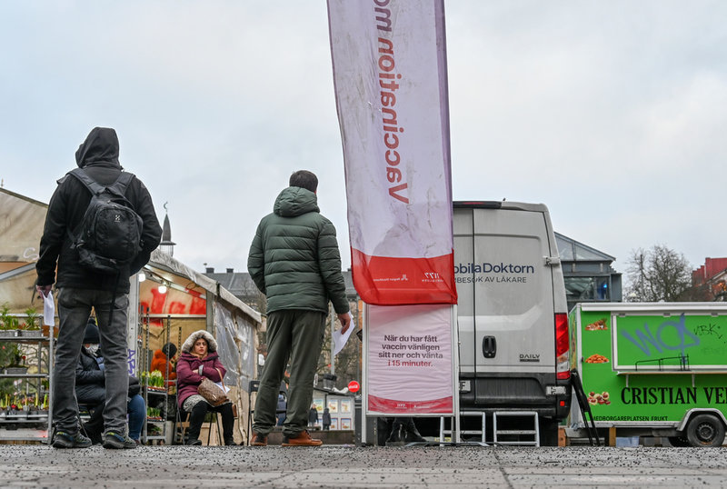 Vaccinationsbussar och drop-in-mottagningar ska få folk att fortsätta ta sina påfyllnadsdoser. På bilden en vaccinationsbuss vid Medborgarplatsen i Stockholm i januari i år.