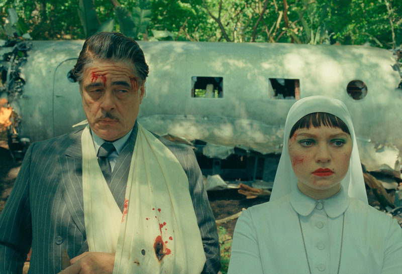 Benicio Del Toro och Mia Threapleton spelar huvudrollerna i Wes Andersons nya film "The phoenician scheme".