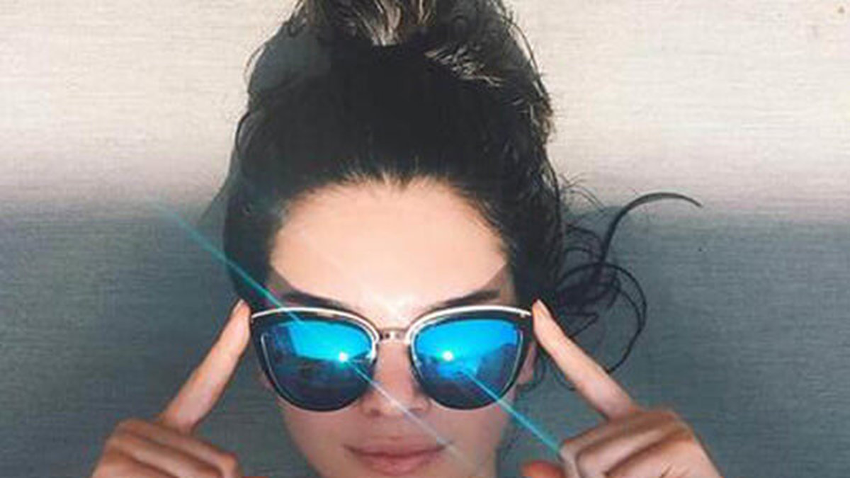 Kendall i solbrillor och bikini.