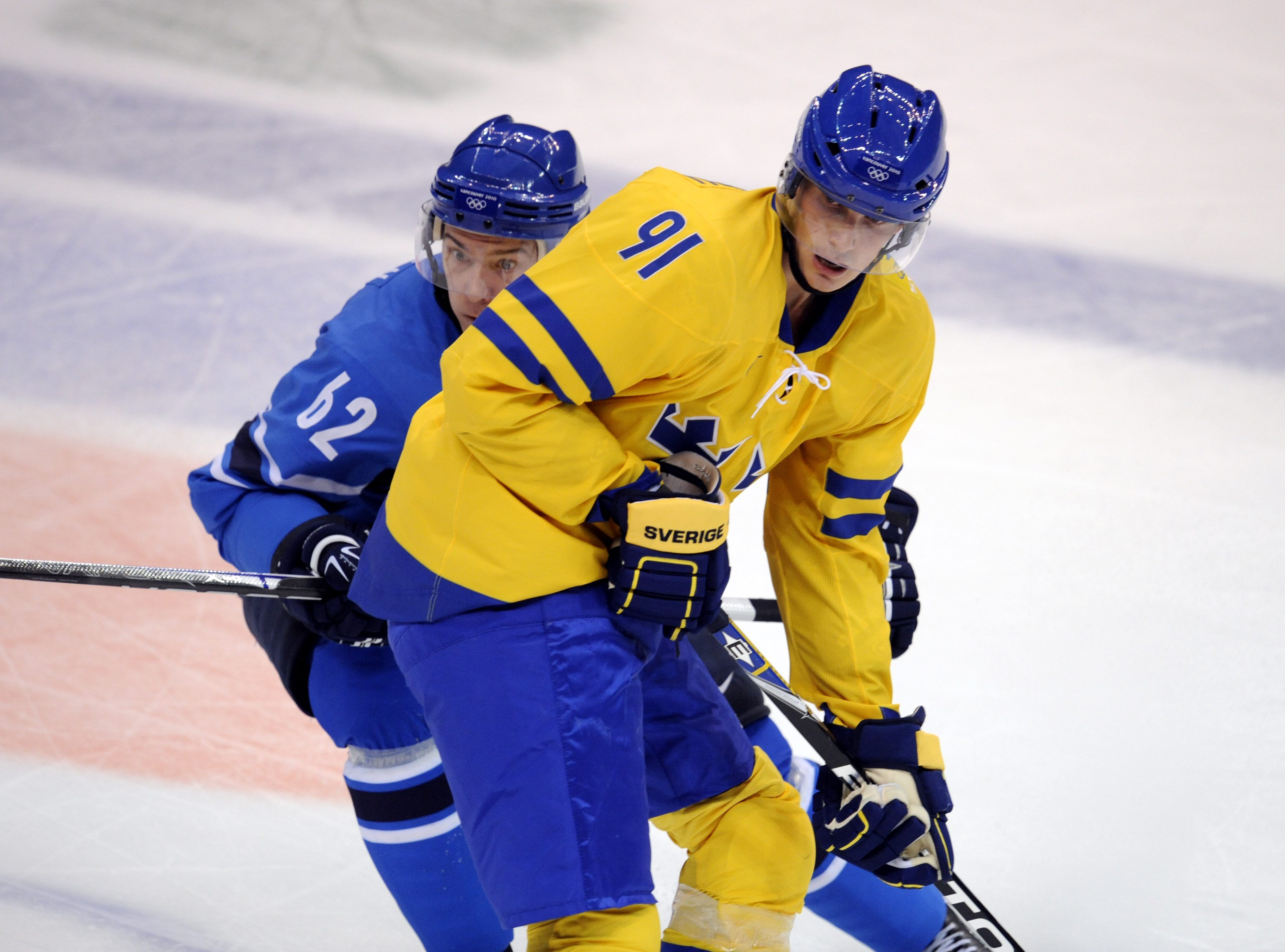 Loui Eriksson i duell med finnen Jarkko Immonen i OS 2010.
