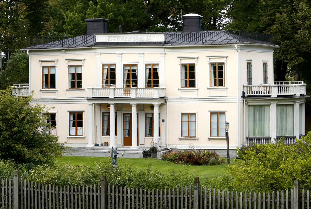 De har också en härlig trädgård. De har också en härlig trädgård.