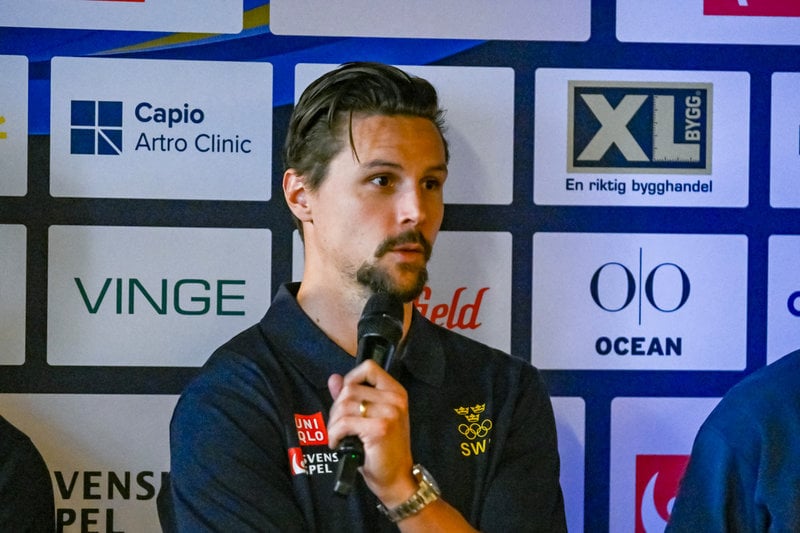 Erik Karlsson under en pressträff inför vinter-OS i Italien 2026.