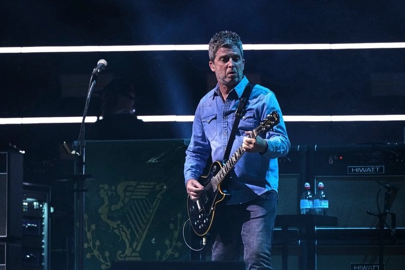 Noel Gallagher, bror till Liam, på scenen under återföreningsturnéns första spelning.